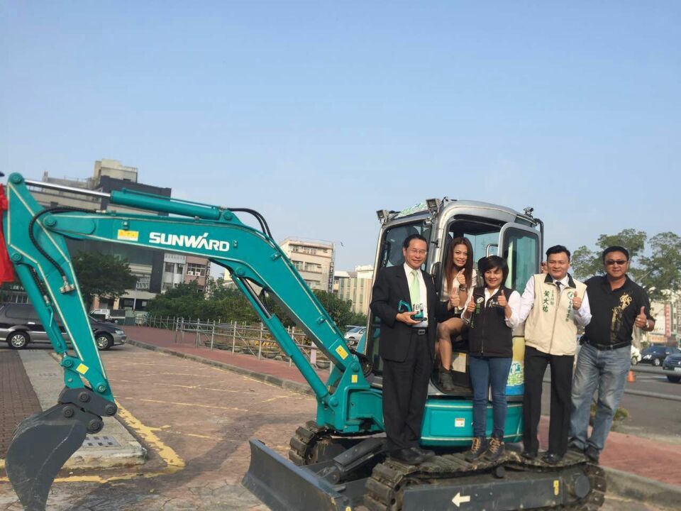 嘉義市长大赞币游国际智能挖掘机环台义举