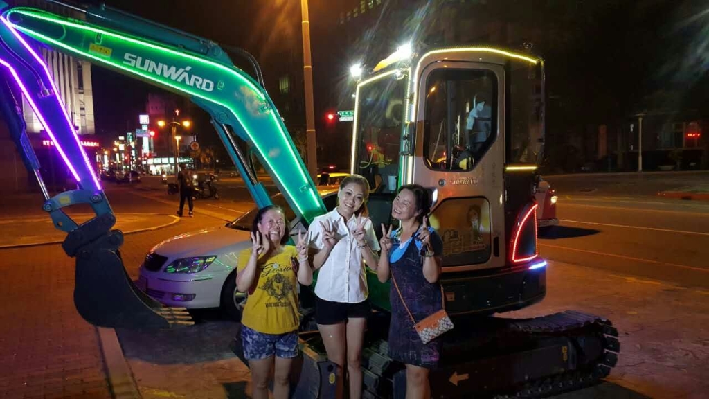 嘉義市长大赞币游国际智能挖掘机环台义举