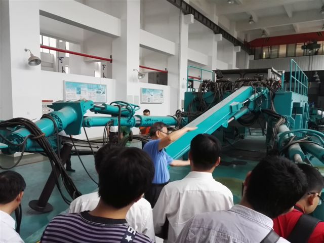 鹤发银丝映日月，，，，，赤心热血沃新花