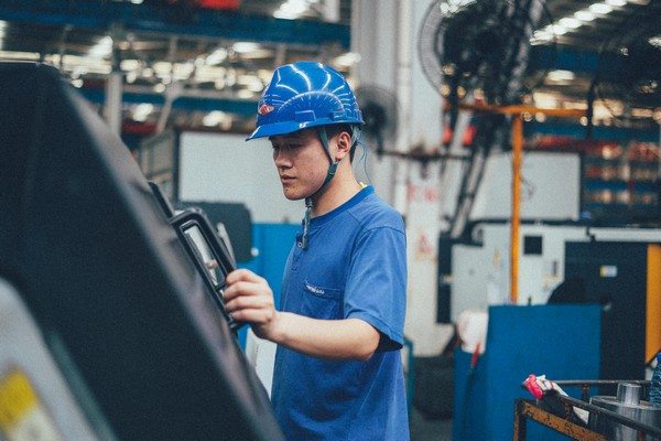 曾梦想当厨师，，，，，却成数控车工巨匠