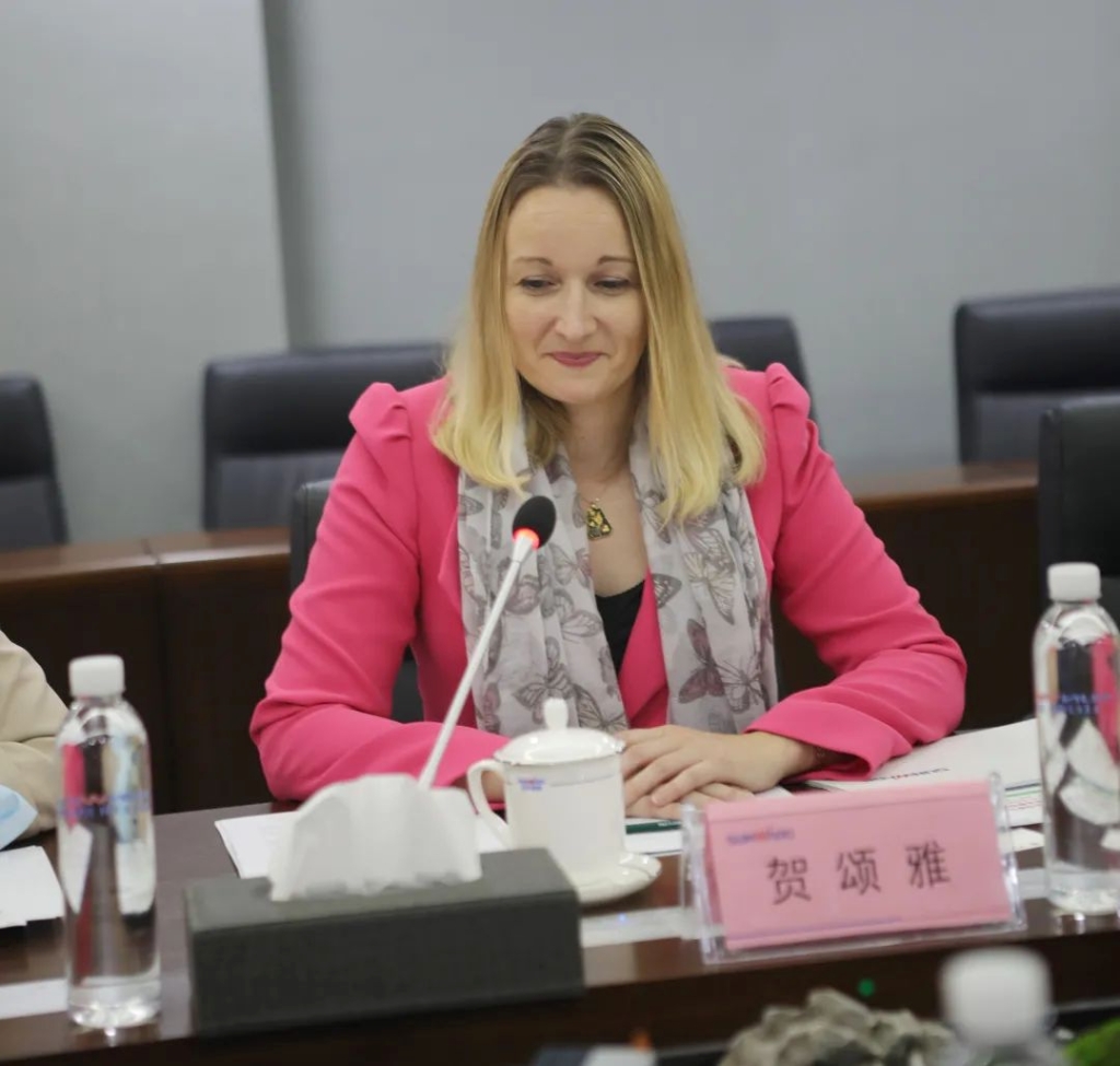 英国驻广州总领事贺颂雅考察币游国际智能