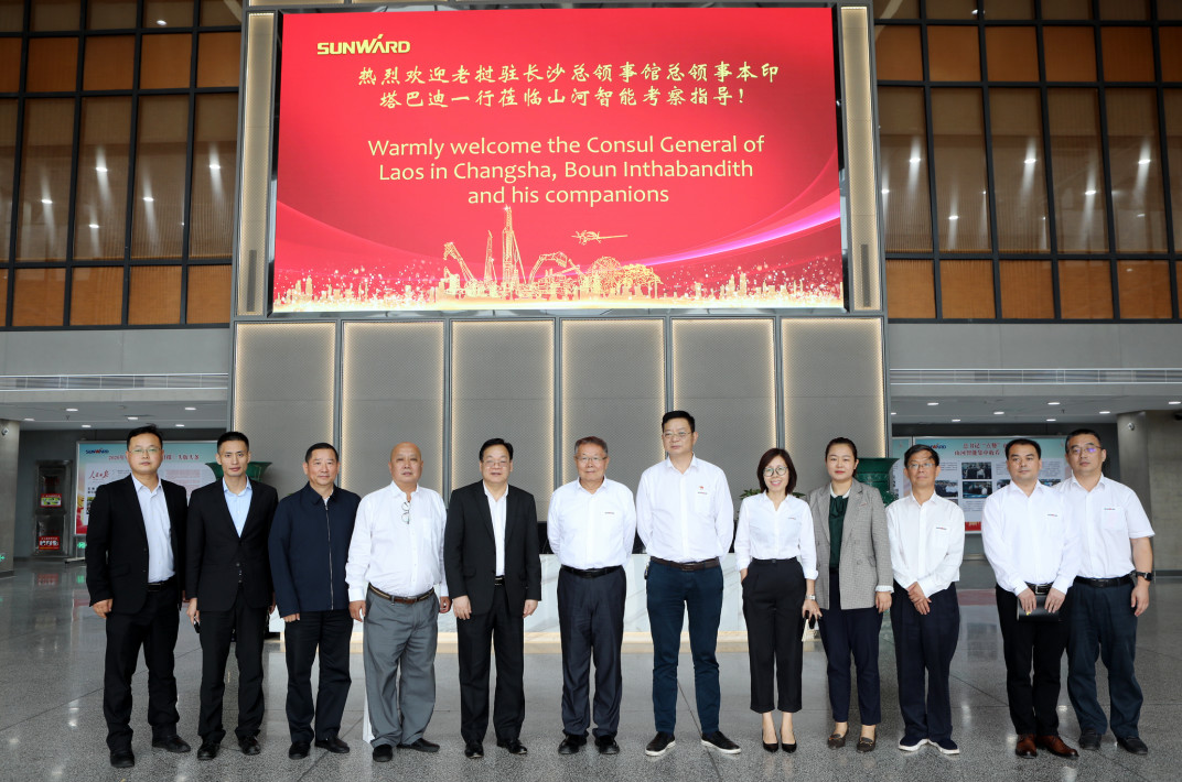 老挝长沙总领事本·印塔巴迪考察币游国际智能