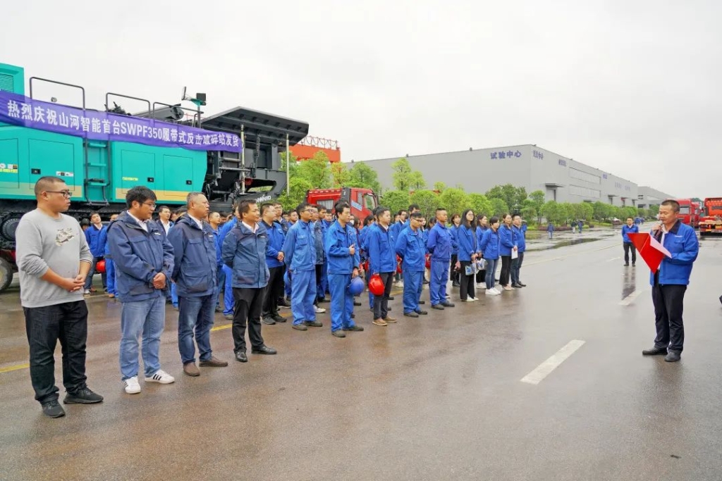 币游国际智能首台履带式还击破碎站发货