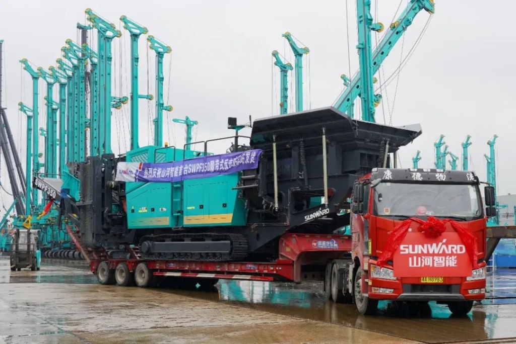 币游国际智能首台履带式还击破碎站发货