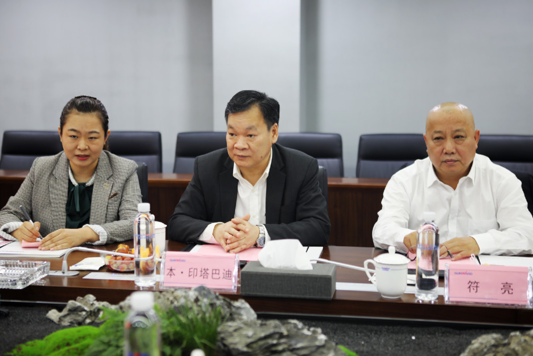 老挝长沙总领事本·印塔巴迪考察币游国际智能