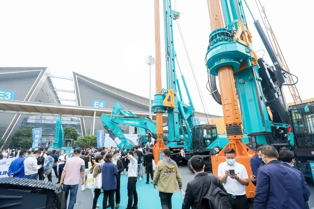 何清华出席长沙国际工程机械工业链生长峰会，，，，走“双循环”蹊径要害在于“要做好自己的事情”