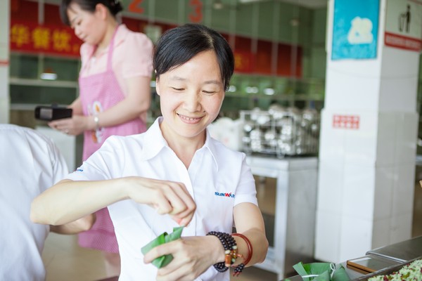 弘扬古板文化，，，，，，共享浓情端午——记第三届“爱国心·币游国际情”包粽子角逐