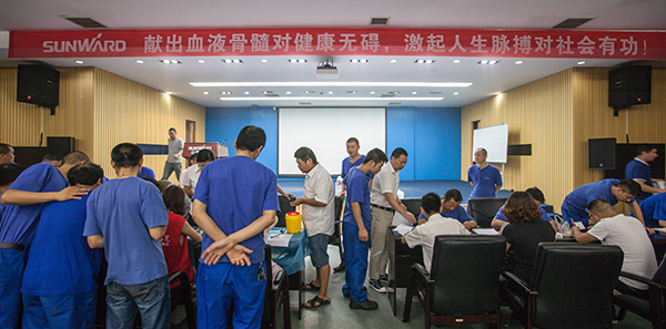 币游国际智能百余员工 冒雨争相献血