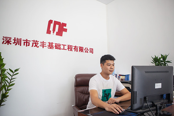 我叫阿忠，，，，，忠于事业，，，，，也忠于币游国际智能旋挖钻机