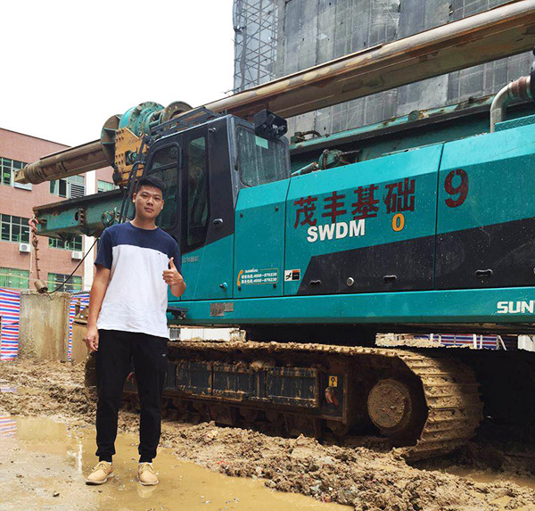 我叫阿忠，，，，，忠于事业，，，，，也忠于币游国际智能旋挖钻机