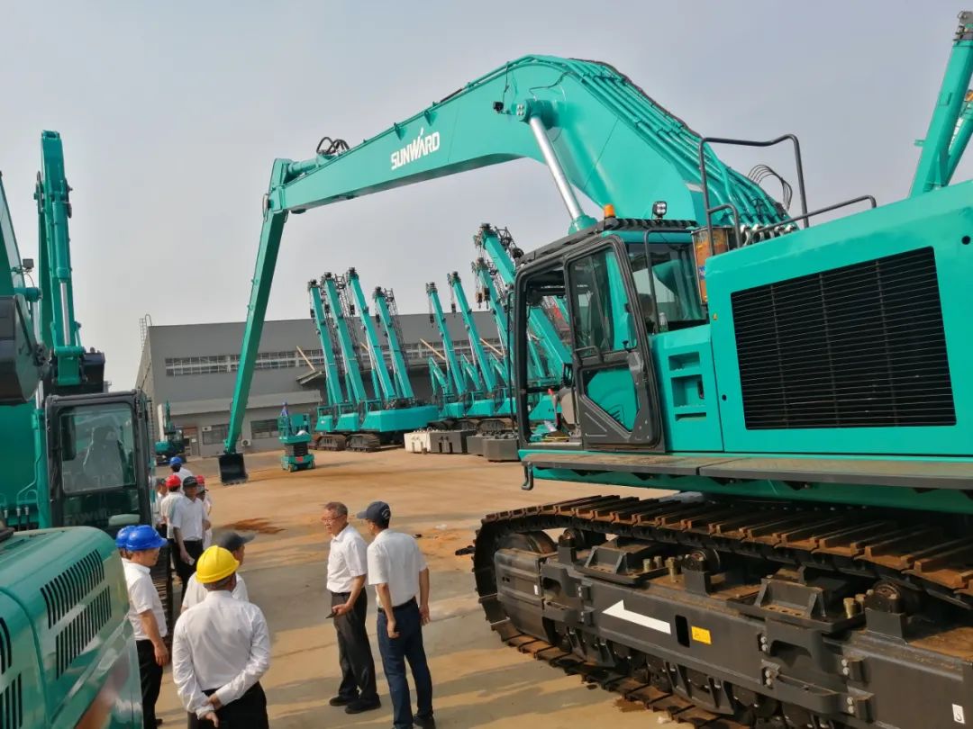 挖深全球第一！币游国际智能加长臂液压挖掘机SWE950ELR出口南美