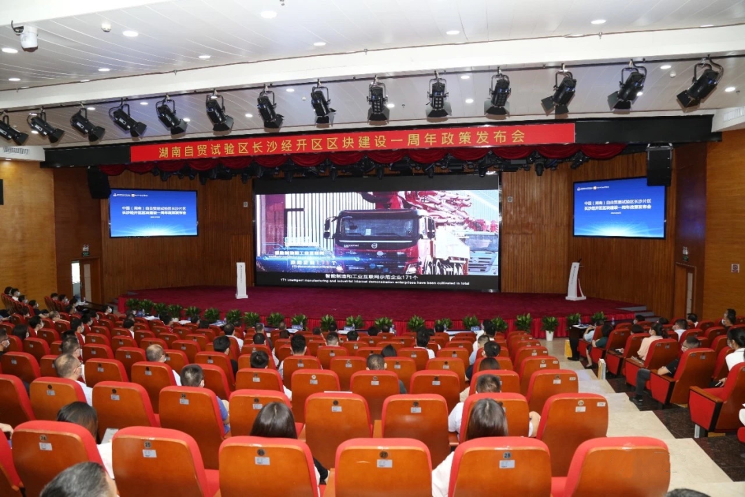 携手长沙经开区，，，，，，币游国际智能探索工程机械二手装备出口