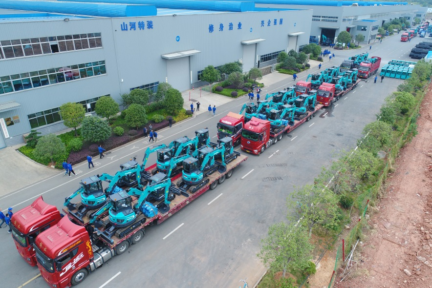 助力祖国西南地区建设！币游国际智能海内首批SWE60UF无尾挖掘机批量交付