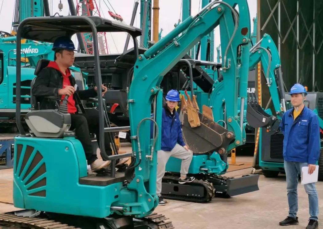 一起来“找茬”！10位“超等体验官”试驾币游国际智能最新“F系列”挖掘机