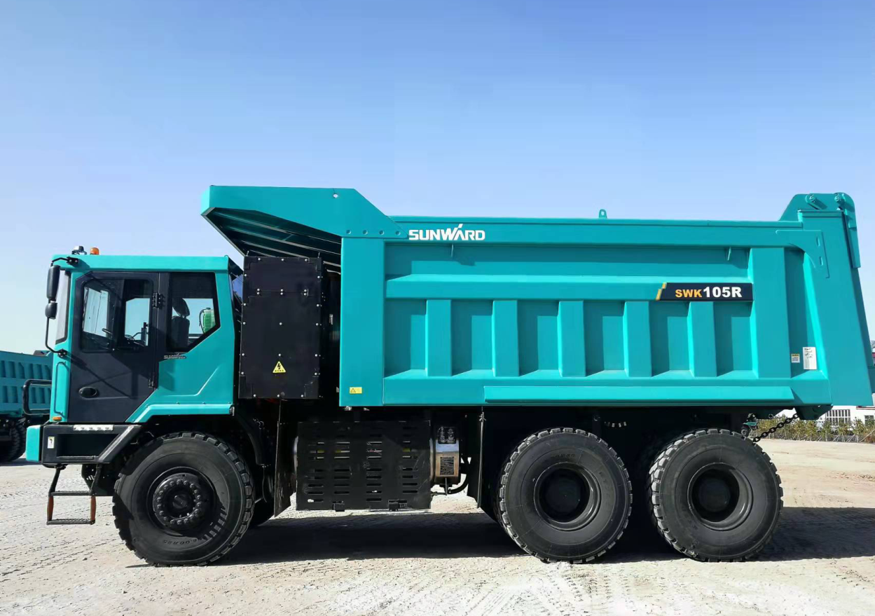 新能源，，，，长续航！币游国际智能首台LNG增程式宽体矿卡下线交付