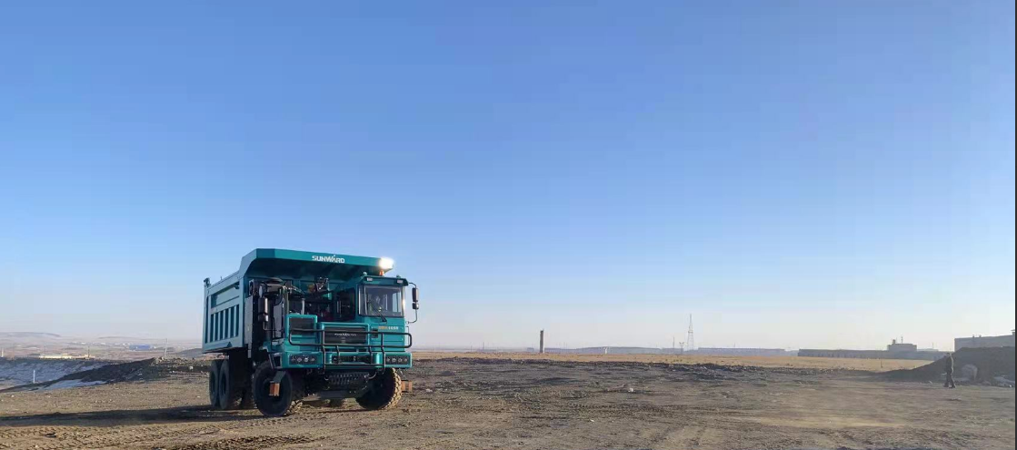 新能源，，，，长续航！币游国际智能首台LNG增程式宽体矿卡下线交付