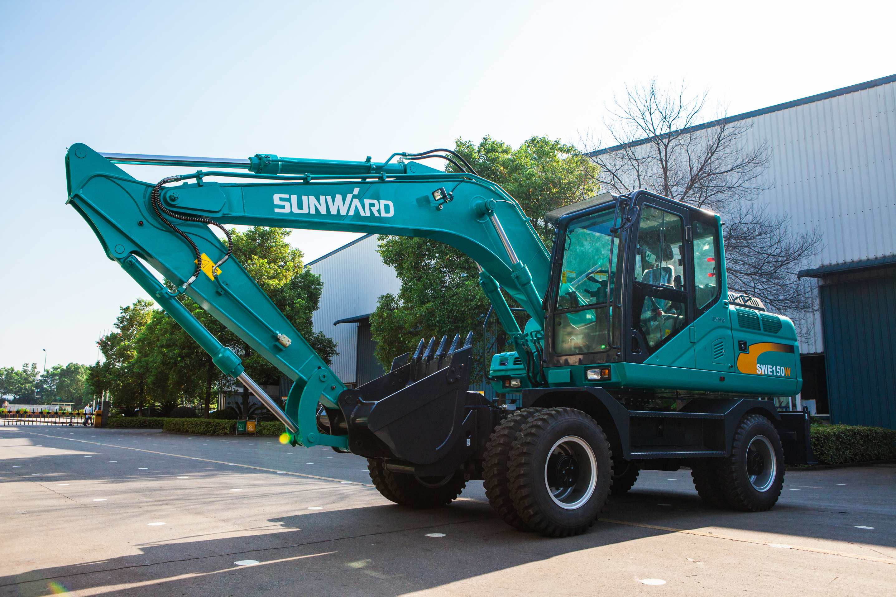 轮胎式挖掘机和履带式挖掘机，，，，，，你更看好哪个？？？？？