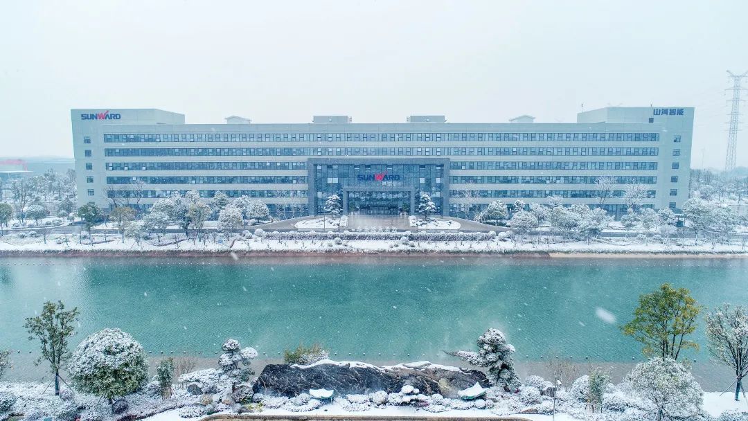 瑞雪兆有年，，，邀您共赏雪中币游国际！