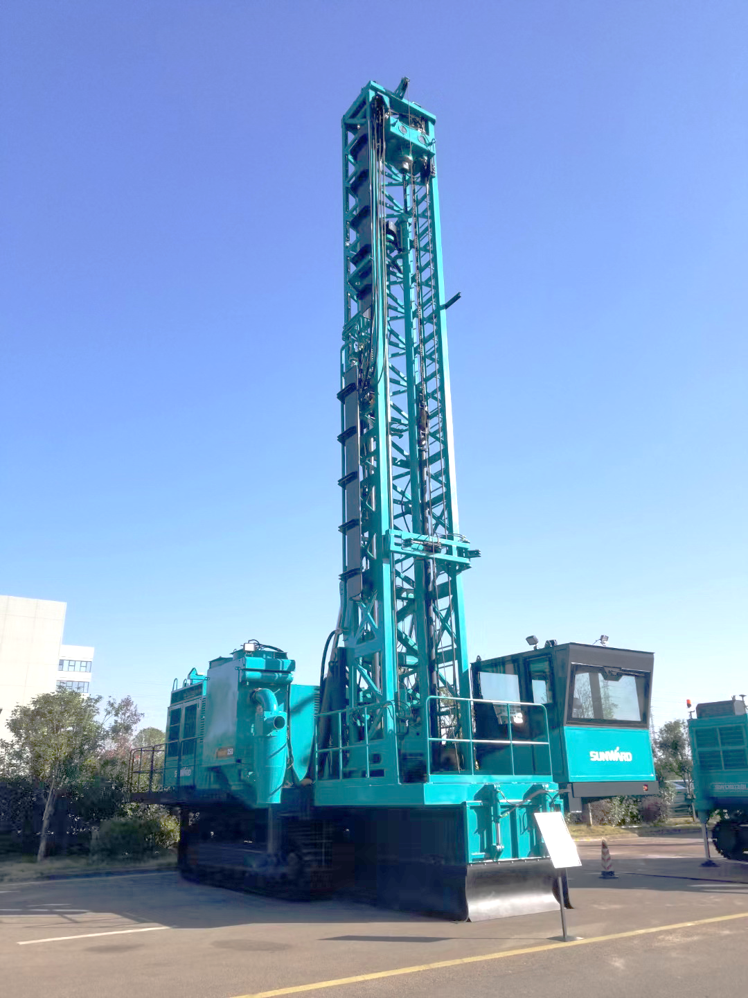 两种钻进模式+更大扭矩！币游国际智能自主研制的全液压牙轮钻机下线