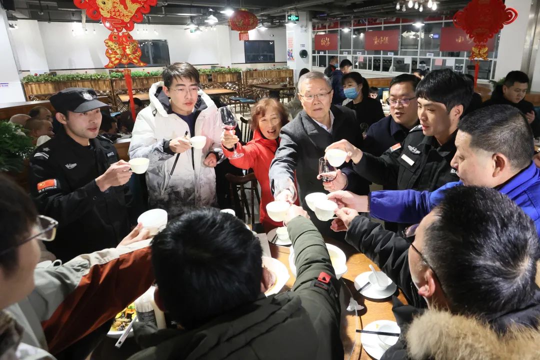 币游国际智能董事长何清华与留厂员工一起过大年！