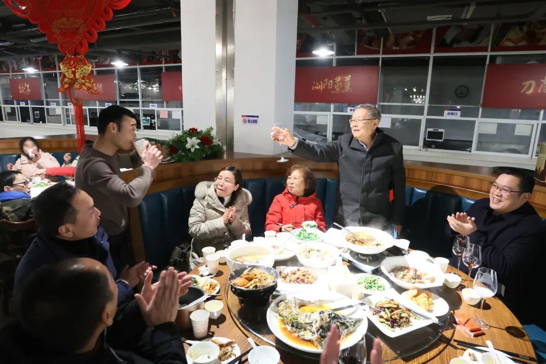 币游国际智能董事长何清华与留厂员工一起过大年！