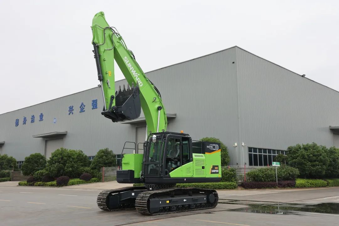 征战川藏铁路！币游国际智能新一代电动挖掘机乐成交付