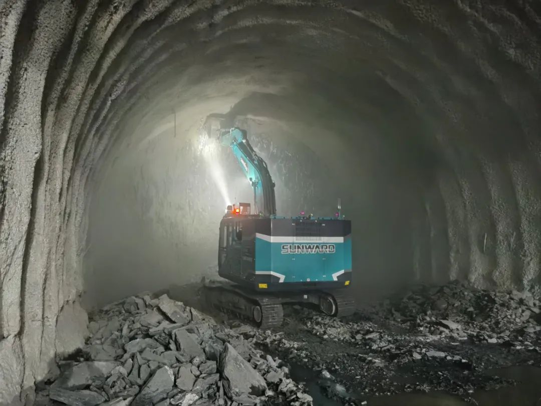 征战川藏铁路！币游国际智能新一代电动挖掘机乐成交付