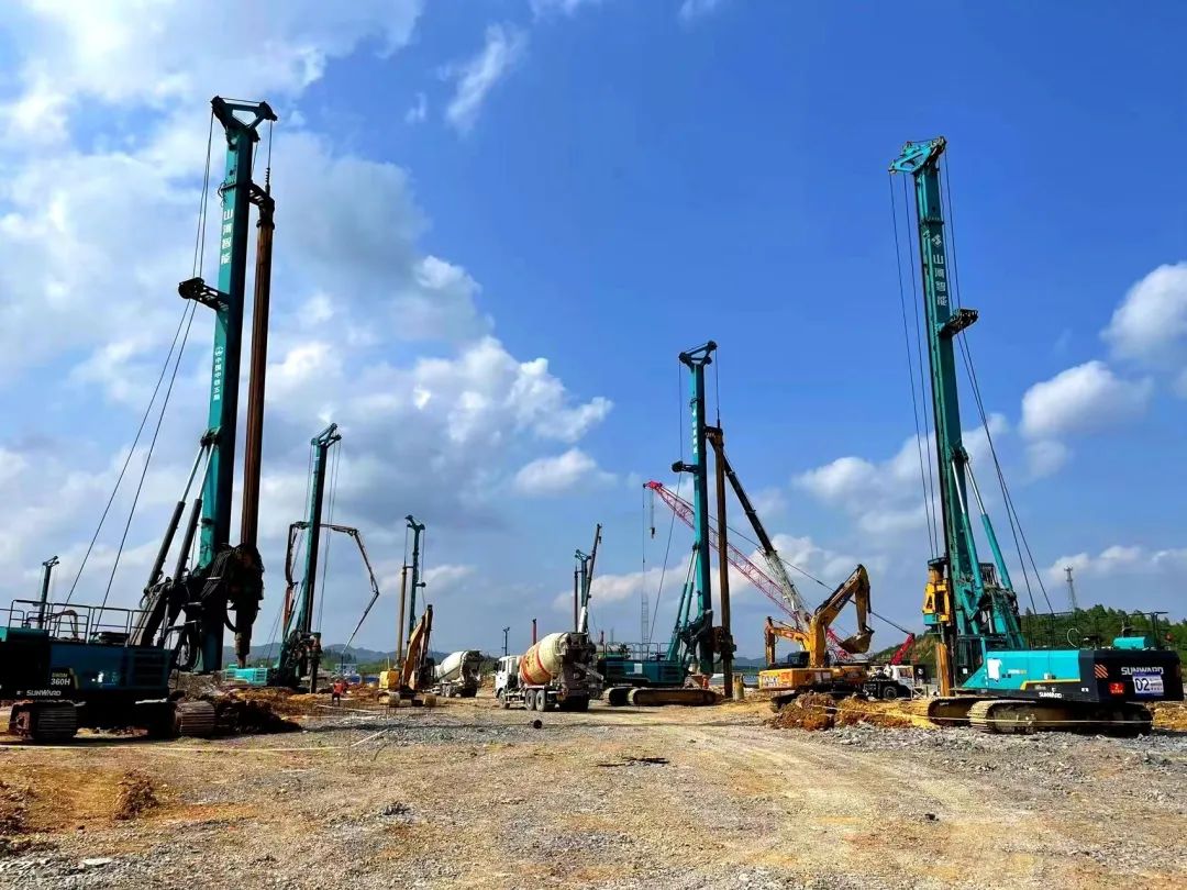 打桩“神器”再露矛头！币游国际智能旋挖钻机助力贵阳贵安新区负极质料项目加速建设