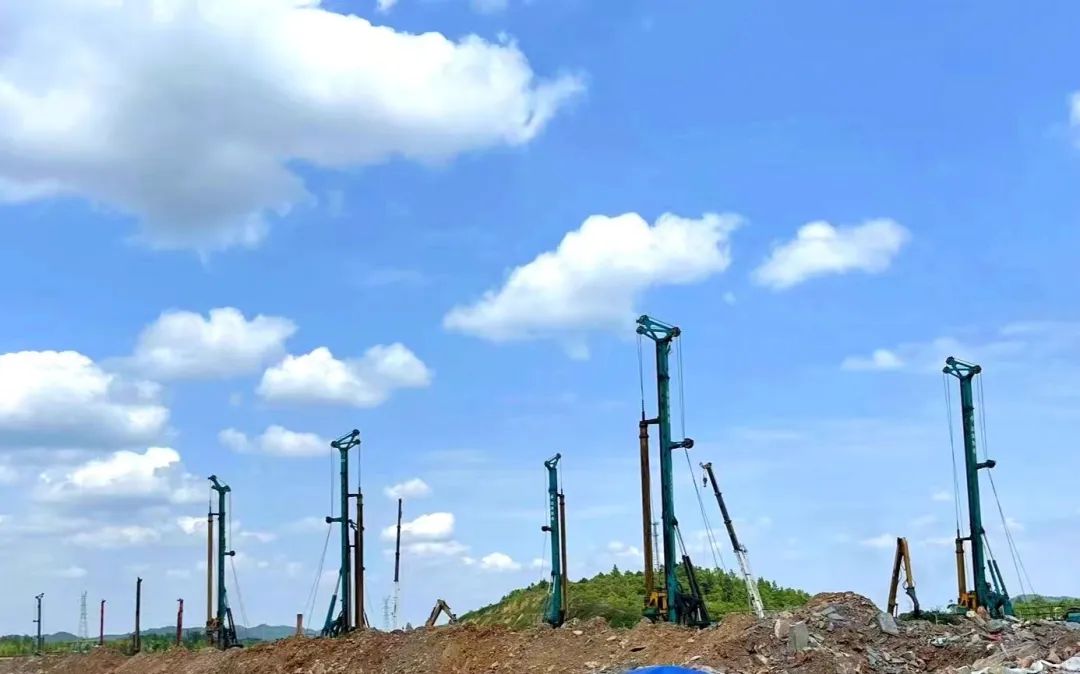 打桩“神器”再露矛头！币游国际智能旋挖钻机助力贵阳贵安新区负极质料项目加速建设