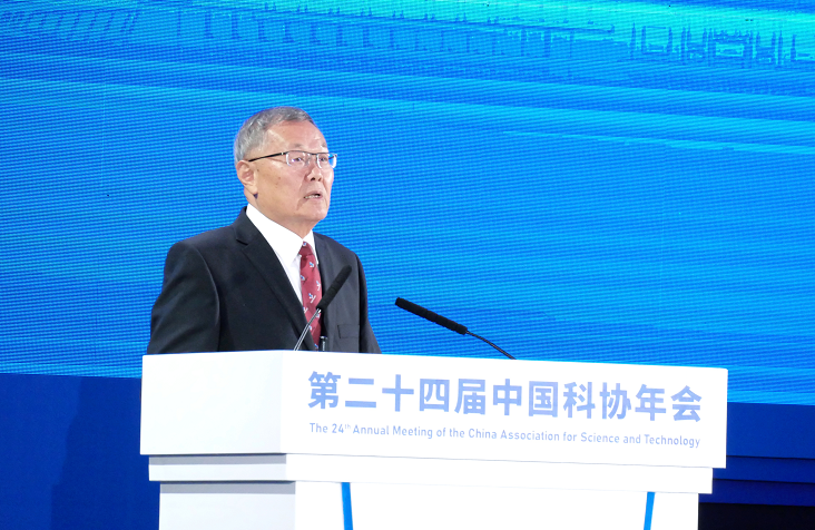 何清华在第二十四届中国科协年会作主旨报告：制造业高地源自系统