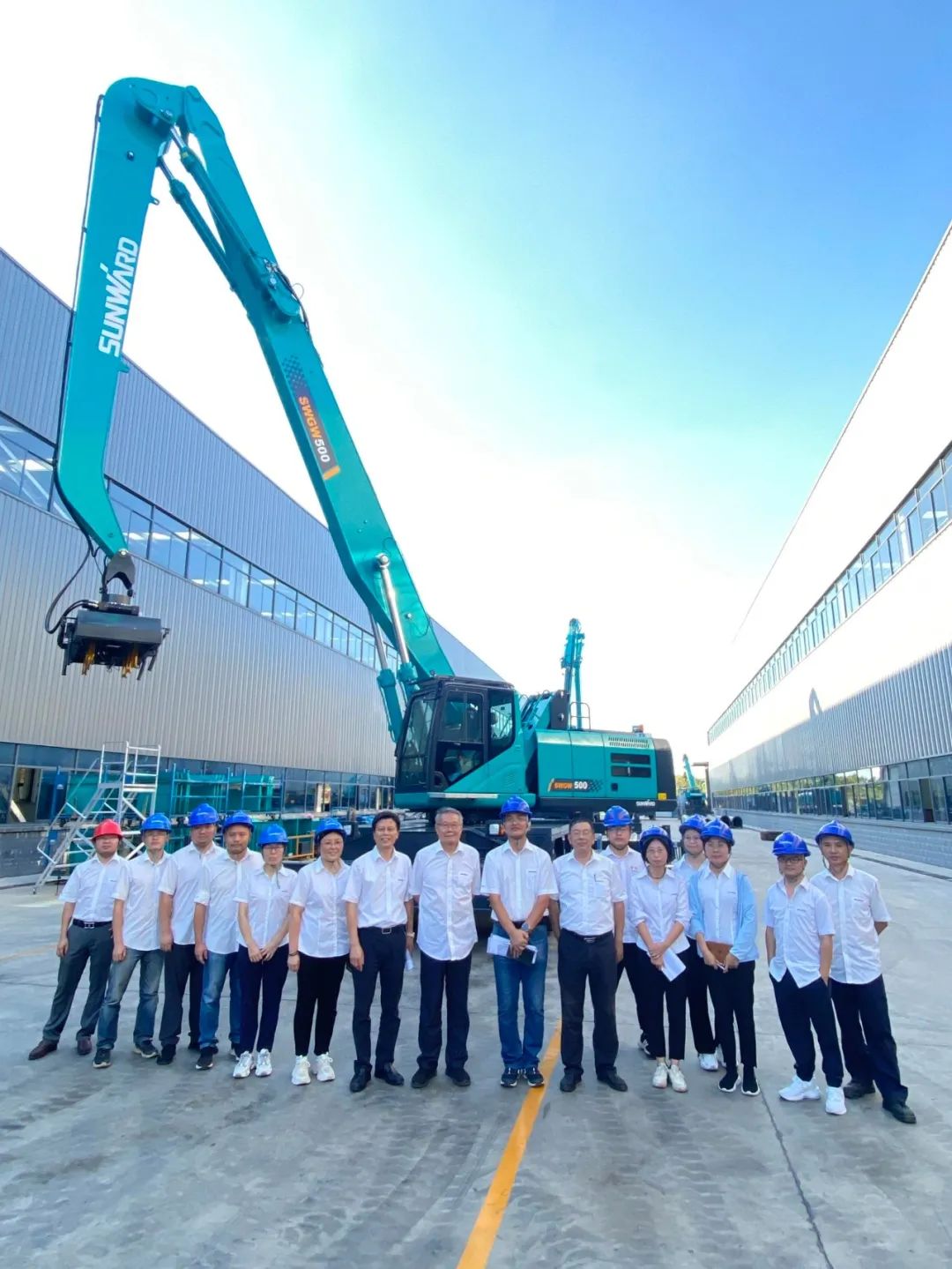 作业幅度达18米，，，，，，币游国际智能首台轮式抓料机乐成下线