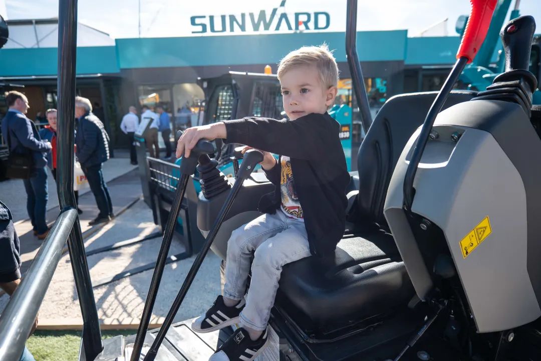 Bauma 2022 | 一组火热现场图带您重温币游国际智能德国宝马展之旅