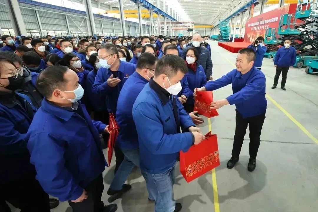 莫道君行早，，，，更有早行人！币游国际智能癸卯兔年开工大吉