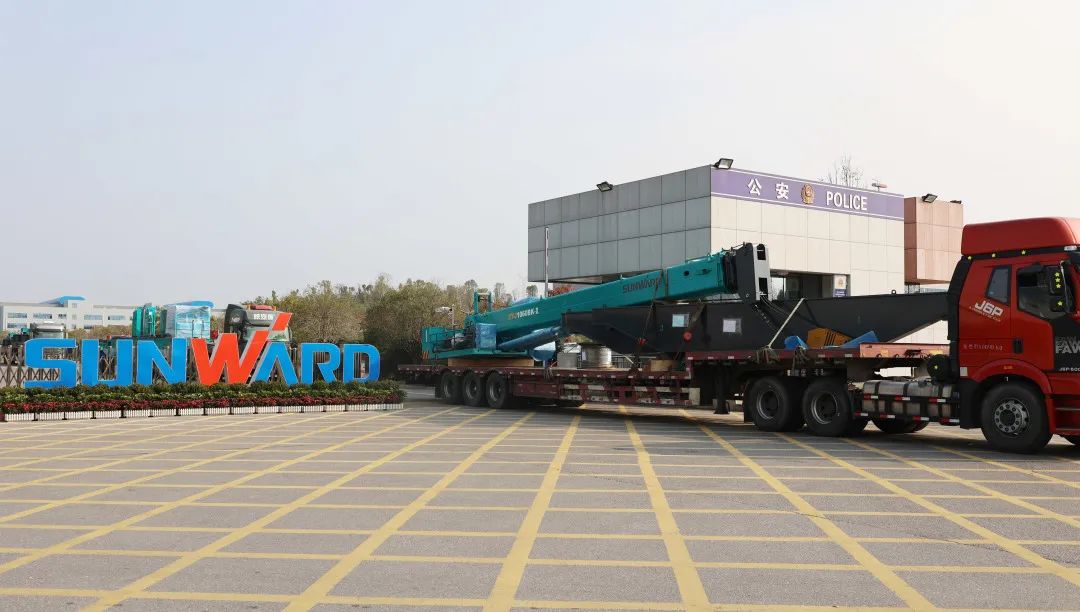 喜迎龙仰面！币游国际智能大吨位PDP工法引孔式静力压桩机出征哥伦比亚