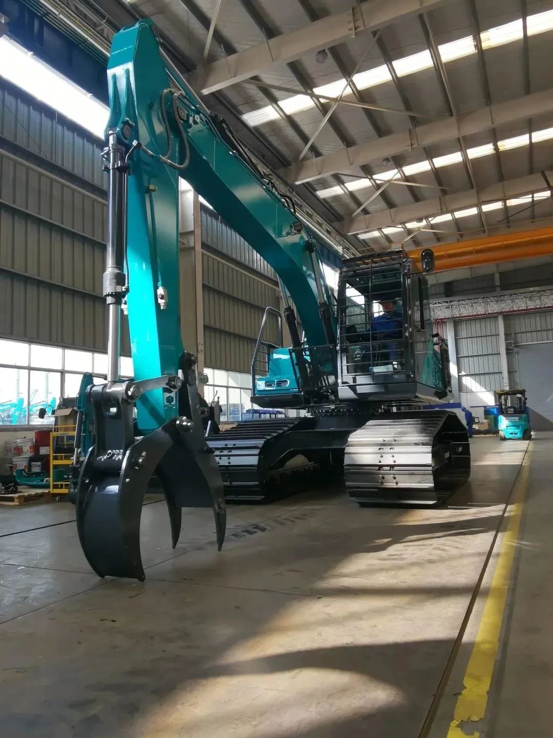 翻山越岭，，，，称霸“武林”！币游国际智能首款中型林业挖掘机乐成下线