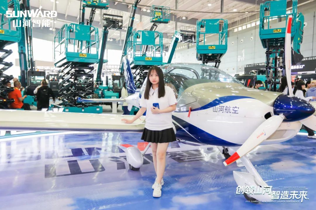 闪灼2023 CICEE！看币游国际智能“明星产品”有多“炫”