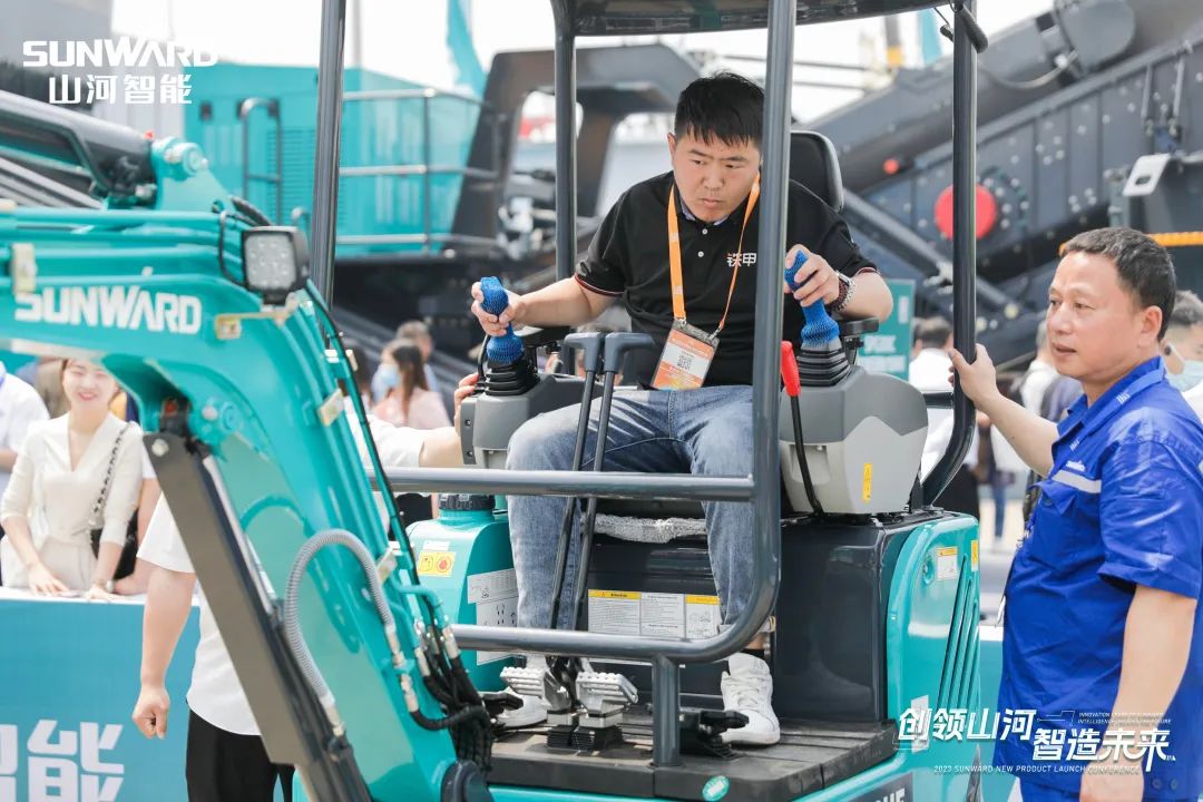 精品出击、互动一直！币游国际智能F系列挖掘机闪灼长沙展