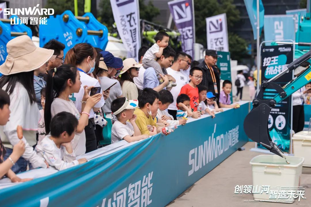 精品出击、互动一直！币游国际智能F系列挖掘机闪灼长沙展