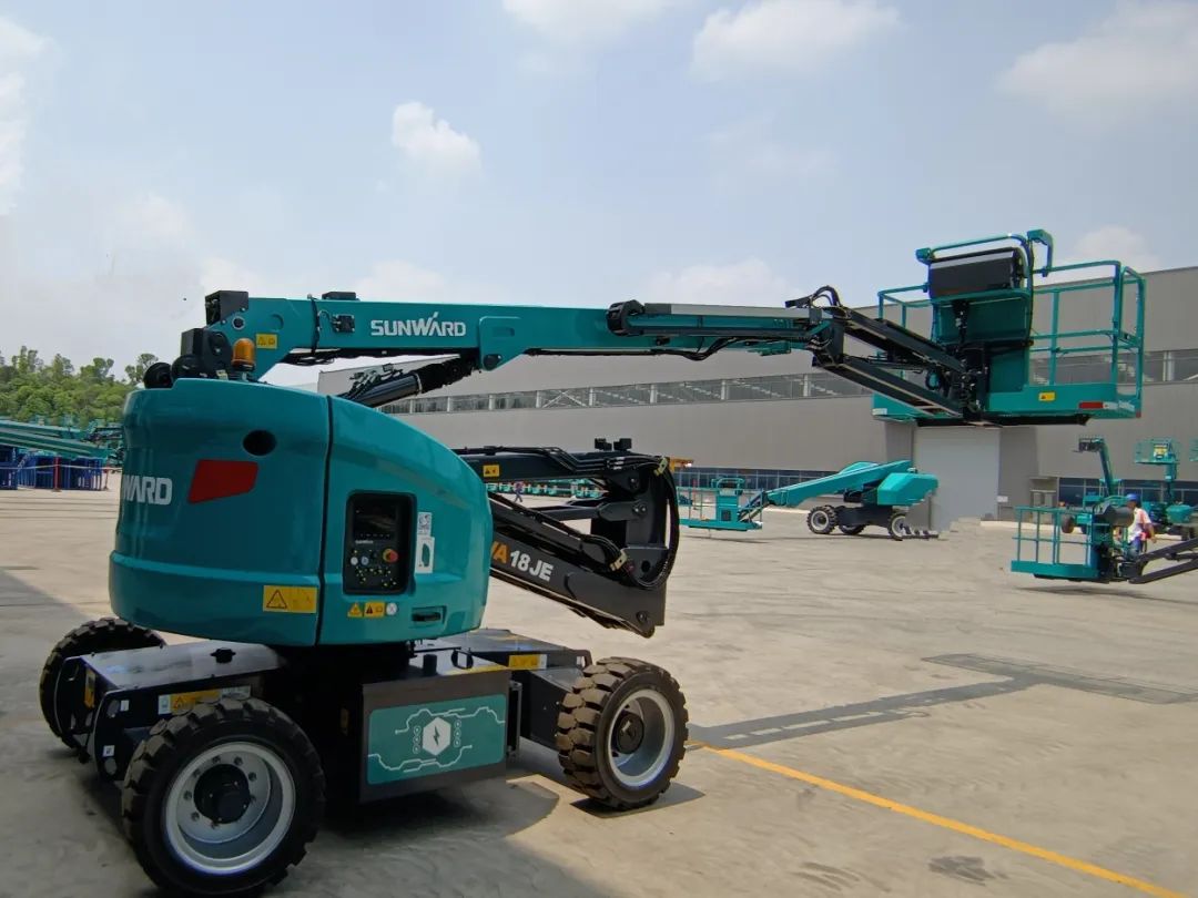 新能源家族再添“新丁”！币游国际智能三款电动臂式高空作业平台齐下线