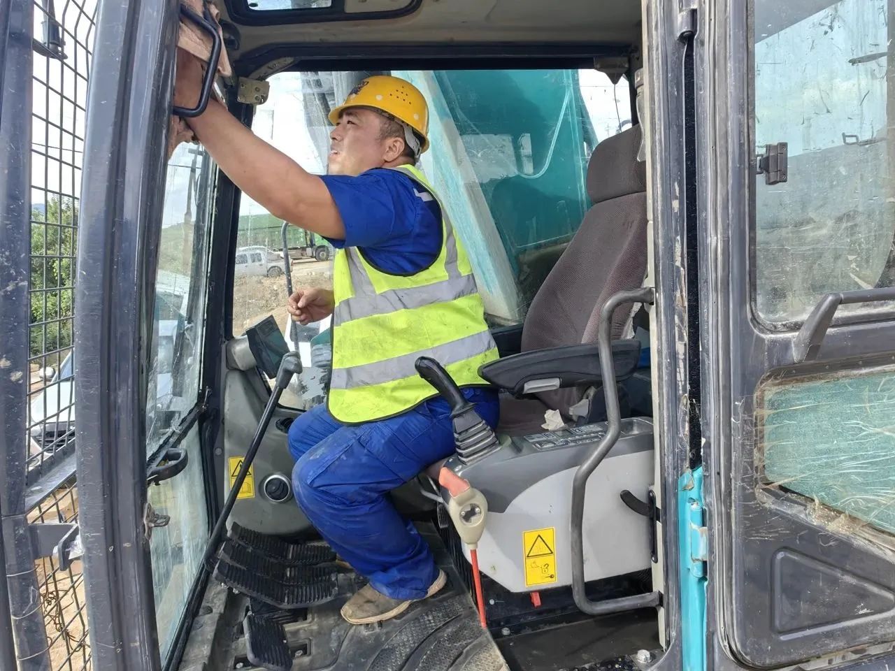 步履一直，，，，，效劳不止！币游国际智能挖掘机效劳万里行火热举行中