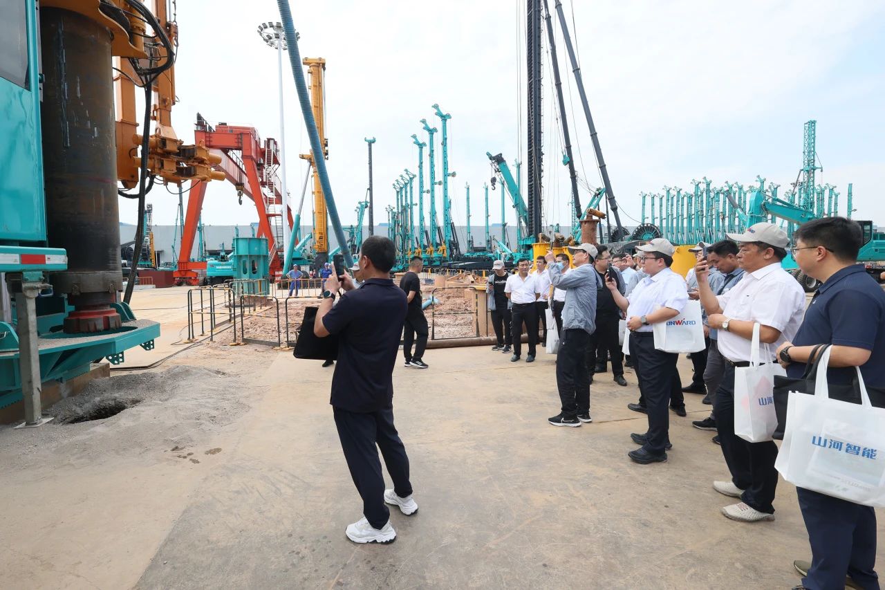 币游国际智能全球首创深井套管车载钻机下线宣布