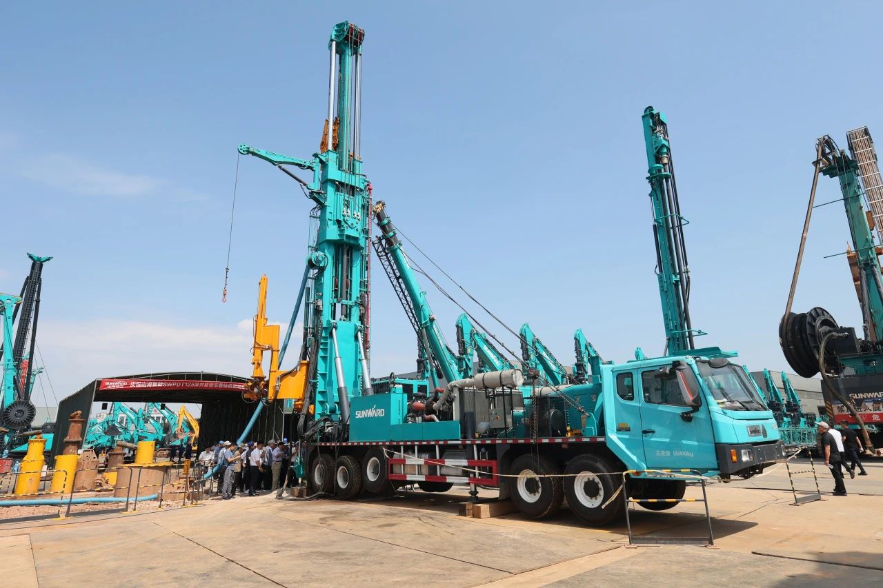 币游国际智能全球首创深井套管车载钻机下线宣布