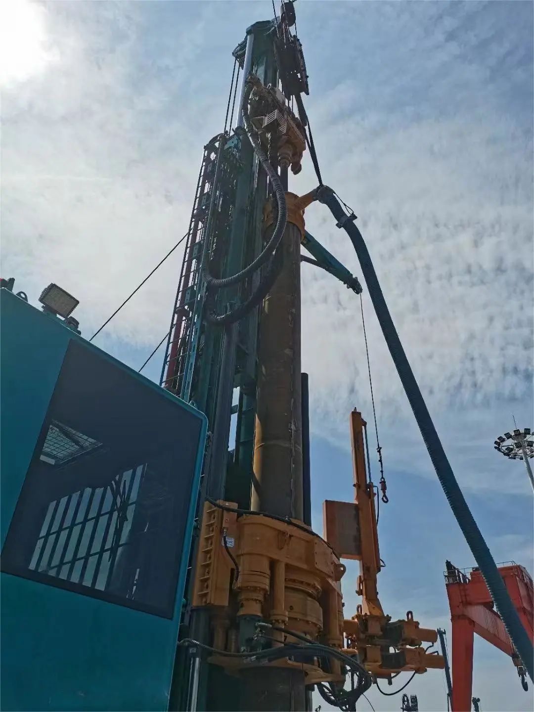 币游国际智能全球首创深井套管车载钻机下线宣布