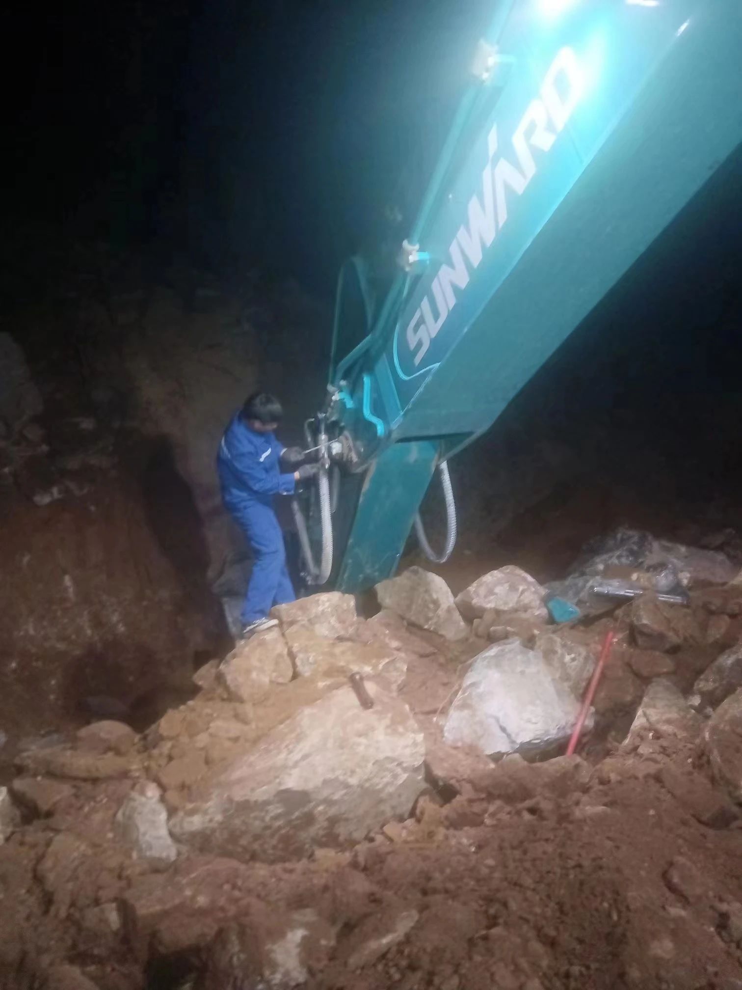 一线“热”闻 | 专业售后，，，，，，专心折务！币游国际智能挖掘机效劳万里行一直在路上