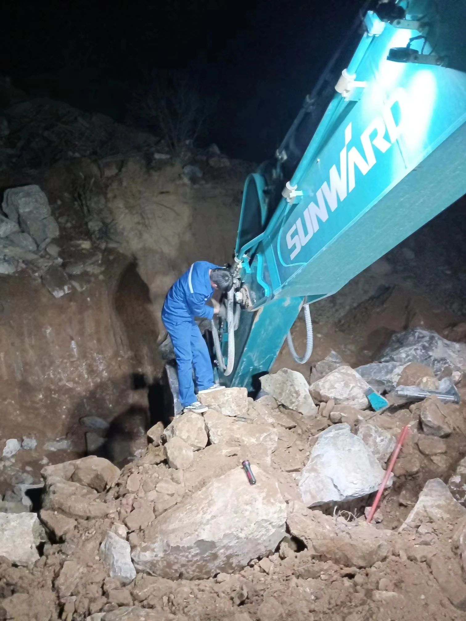 一线“热”闻 | 专业售后，，，，，，专心折务！币游国际智能挖掘机效劳万里行一直在路上