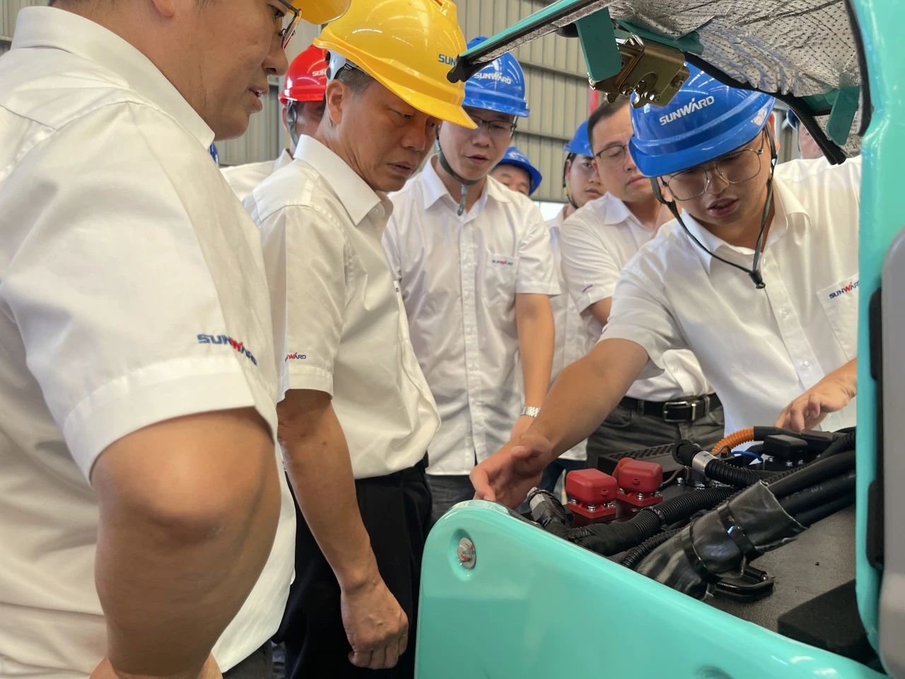 小身段，，，，大能量！币游国际智能最小纯电动液压挖掘机乐成下线