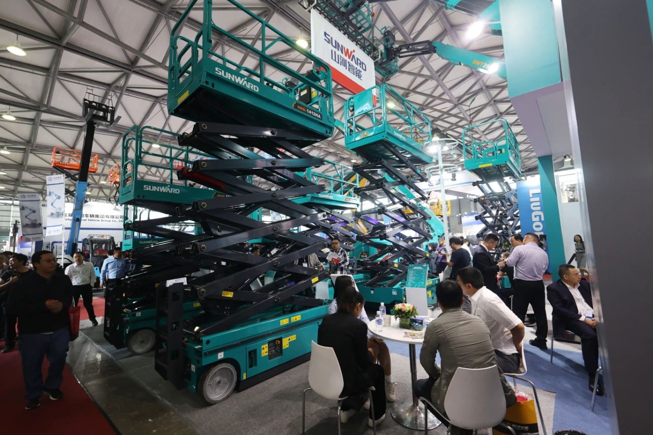 精品出击，，，闪灼魔都！币游国际智能全系列高空机械亮相2023亚洲国际高空展