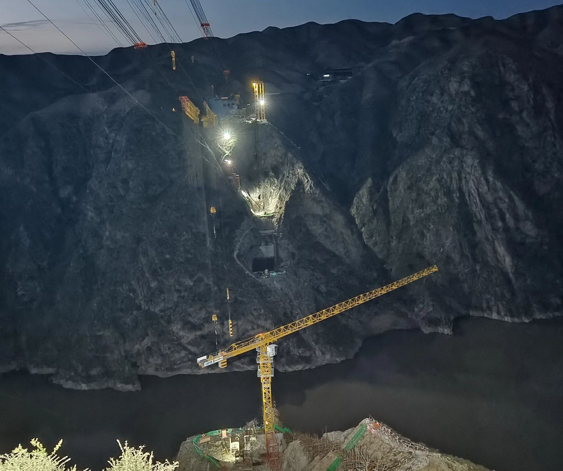 一桥通南北，，，群岭变坦途！币游国际江麓塔机助建洮河大桥