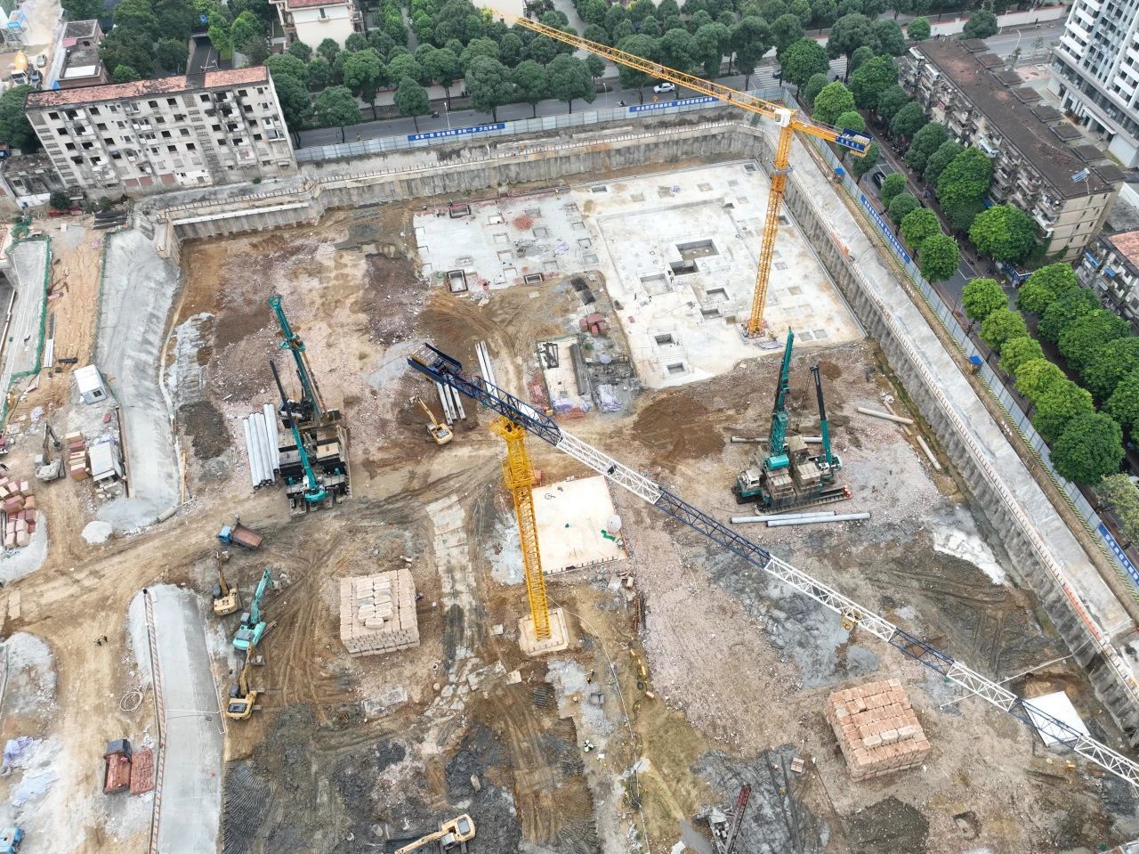 “绿巨人”显神威！币游国际智能引孔式静力压桩机助建“绿城”南宁民生项目