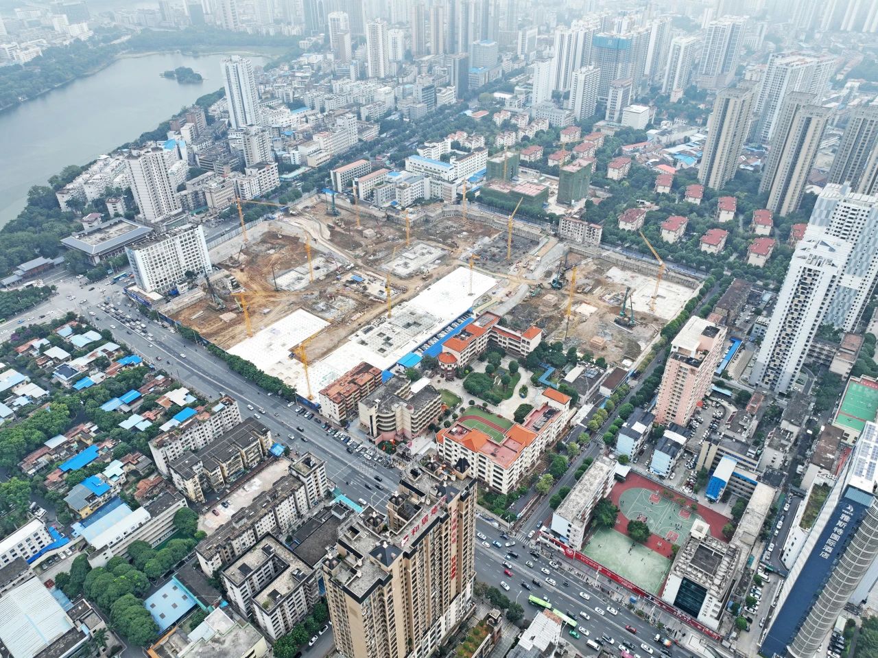 “绿巨人”显神威！币游国际智能引孔式静力压桩机助建“绿城”南宁民生项目